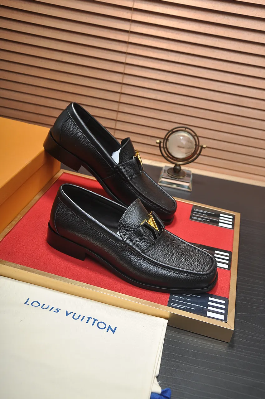 Men's men's shoes 💰520💶 [LV] (original single cowhide lining) 🍀LV's latest genuine leather business suit shoes are launched simultaneously on the official website. The first-layer cowhide imported from Italy is made of heavy gold, 💥official website 1:1 rubber outsole. Versatile to wear, high-end without losing class, and the color combination is extraordinary. This four-season style is alluring when worn on your feet, showing off your big-name flair. Standard code 38-45 (45 customized)